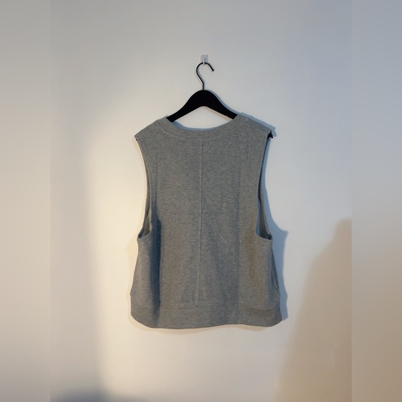 women sleeveless - Picture 2 of 2